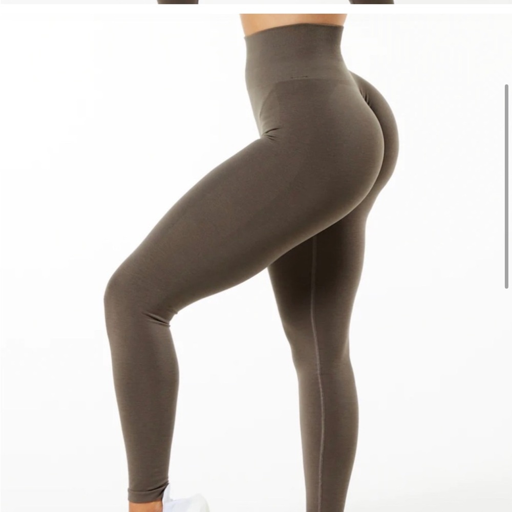 Alphalete Amplify leggings in mocha